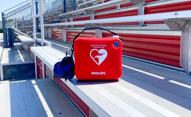A Life Saving AED Difibrillator In The Bleachers For The Protection Of Athletes, Entraîneurs et fans.